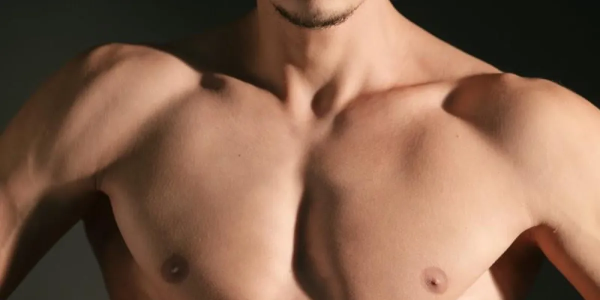 torse d'un pectoral d'un homme bien construit sur fond noir