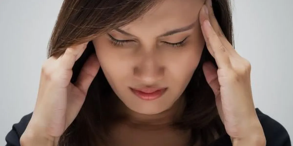 femme ayant un mal de tête