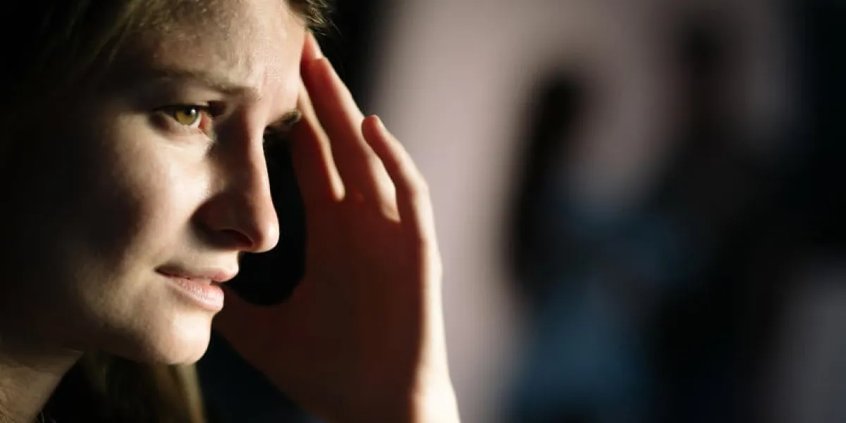 triste jeune femme souffre après la rupture tout en ayant des flashbacks avec son petit ami - couple silhouettes sur le fond