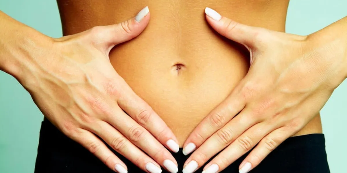 les doigts de la femme touchant ses parties du corps