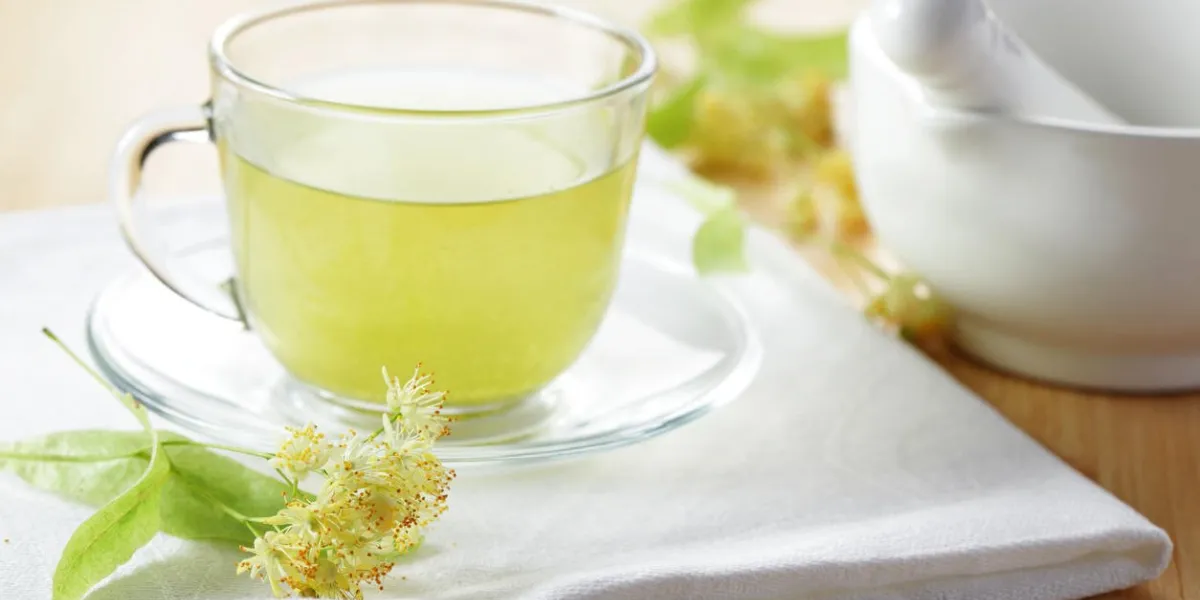 thé de tilleul dans une tasse en verre