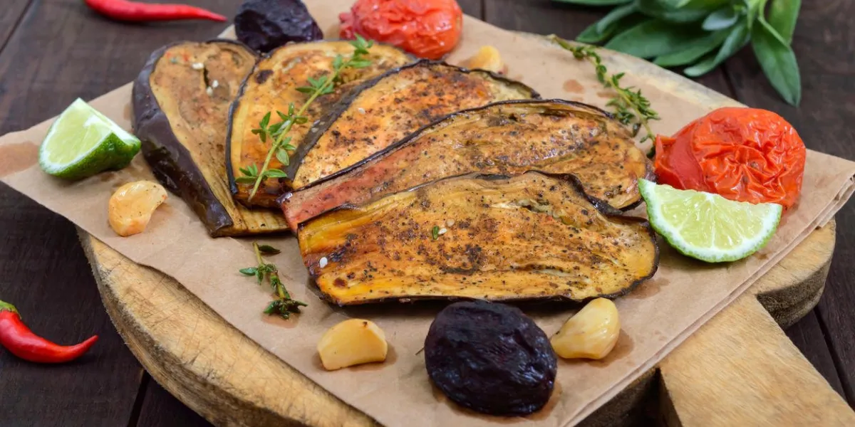 aubergines cuites au four avec des herbes et des épices végétariennes