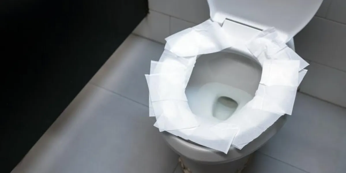 papier hygiénique mis sur le siège de toilette ouvert couvrir le siège de toilette avec du papier toilette
