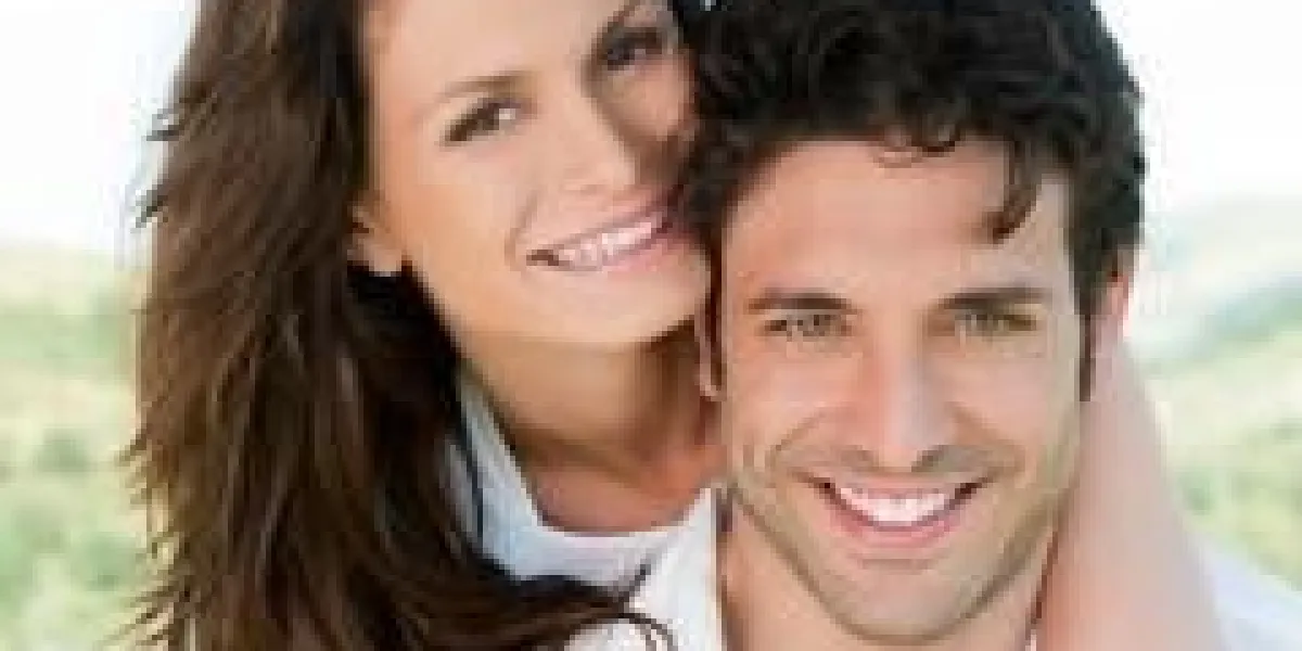 heureux couple souriant profiter ensemble l'été en plein air