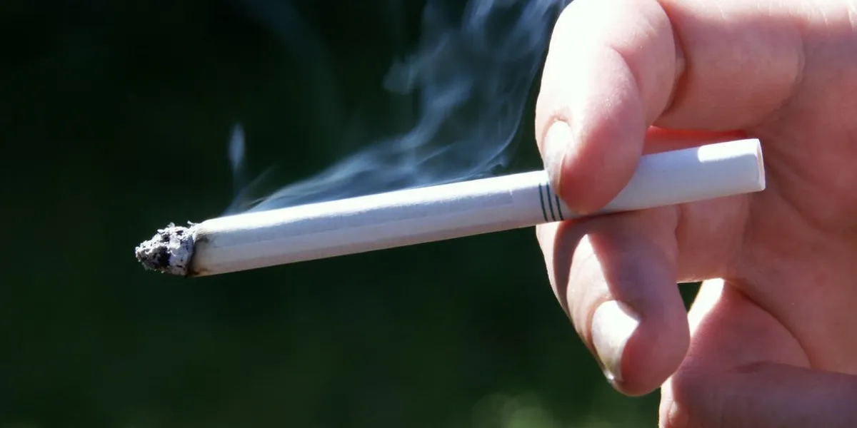 cigarette à la main