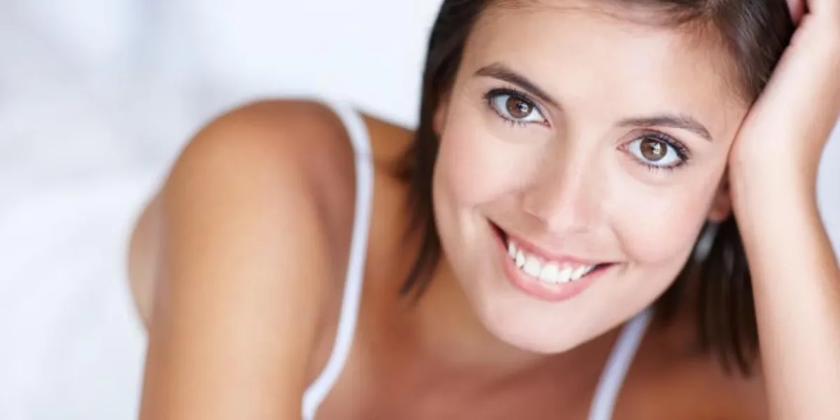 gros plan portrait d'une jeune brune séduisante, s'appuyant sur sa main