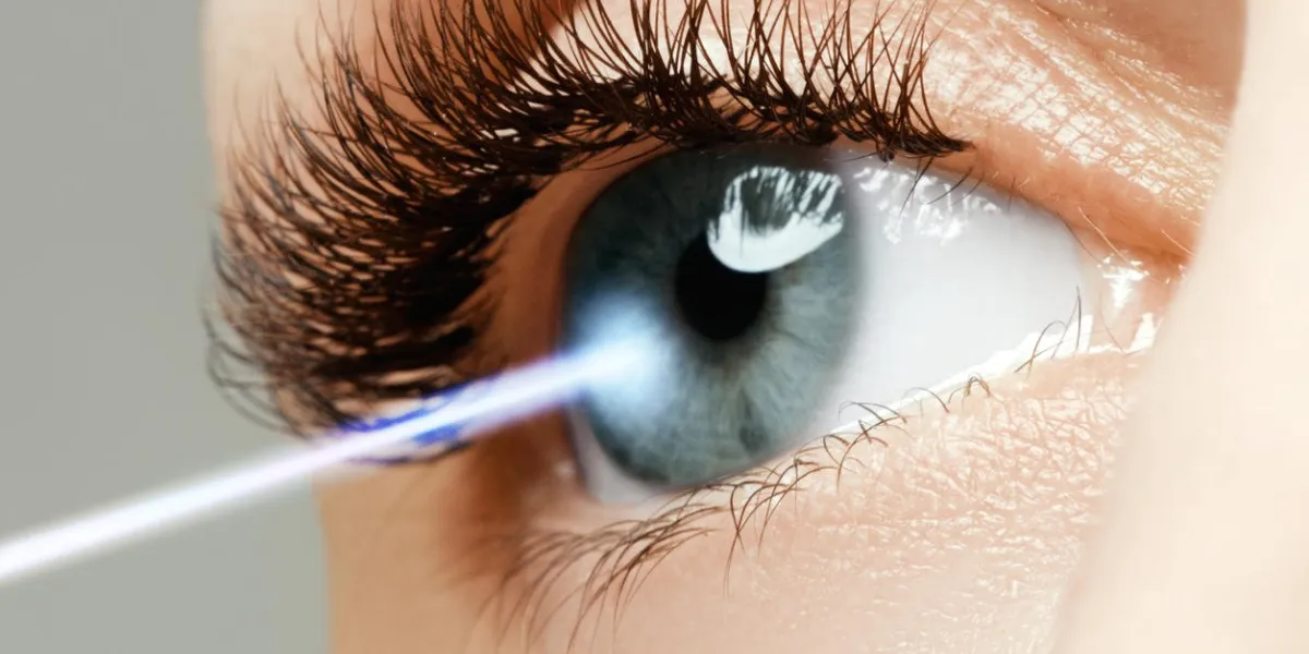 correction de la vue au laser œil de la femme œil humain femme oeil avec correction laser vue concept futur technologie, médecine et concept de vision