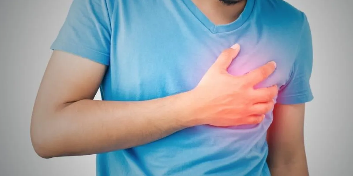 l'homme se cramponne à sa poitrine, une douleur aiguë possible de la crise cardiaque