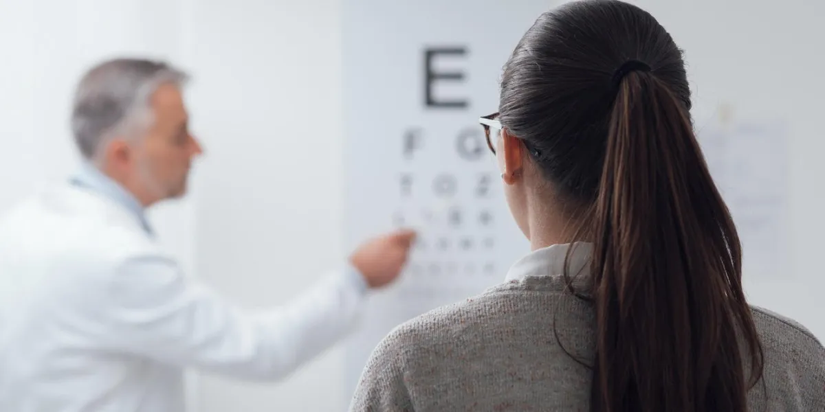femme lisant le tableau de l'oeil, l'ophtalmologiste pointe une lettre et examine le patient, concept de soins oculaires