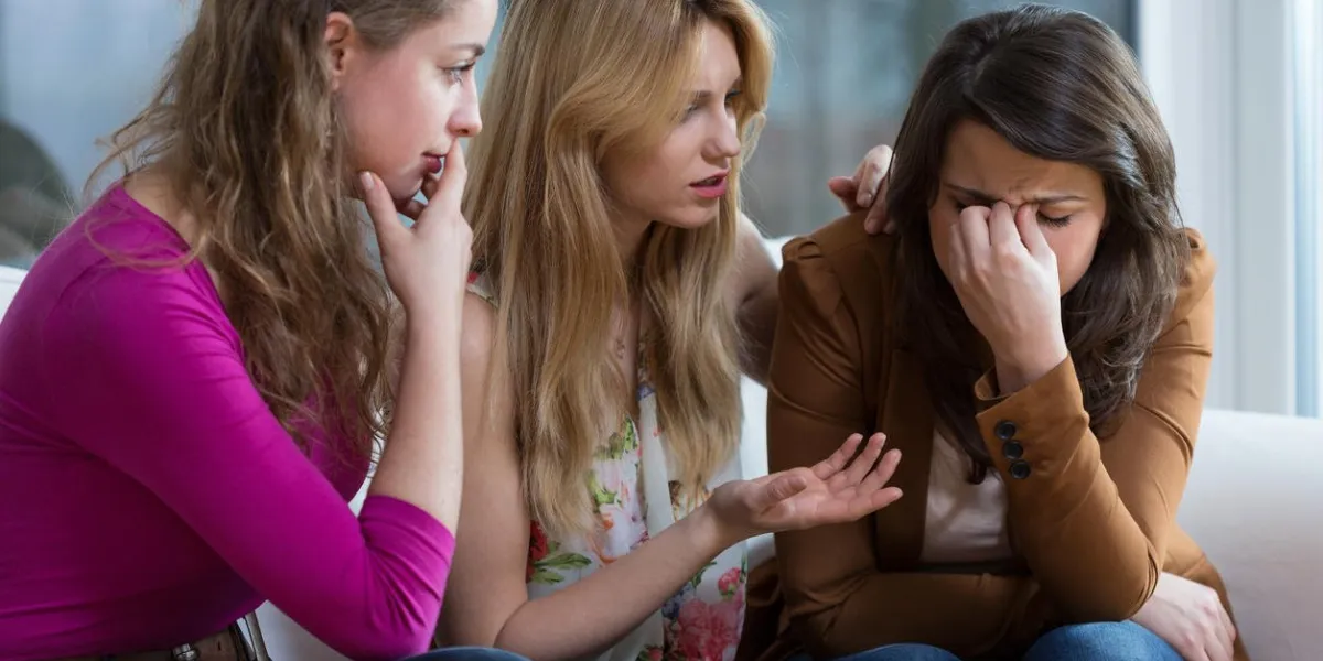 deux jeunes filles inquiètes soutenir un ami qui pleure