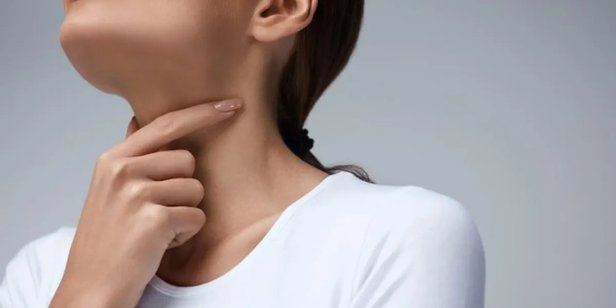 gorge, douleur, closeup, de, malade, femme, à, mal de gorge, sentir mal, souffrir, de, avaler, douloureux, belle fille, toucher, cou, à, main, maladie, santé, et, médecine, concepts, haute résolution