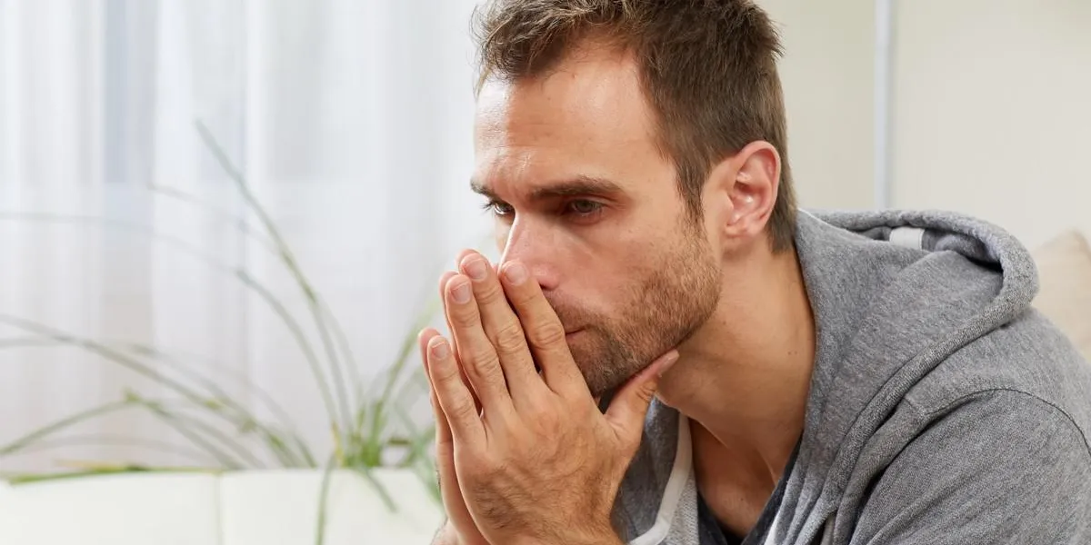 portrait d'homme triste anxieux sur fond d'appartement moderne