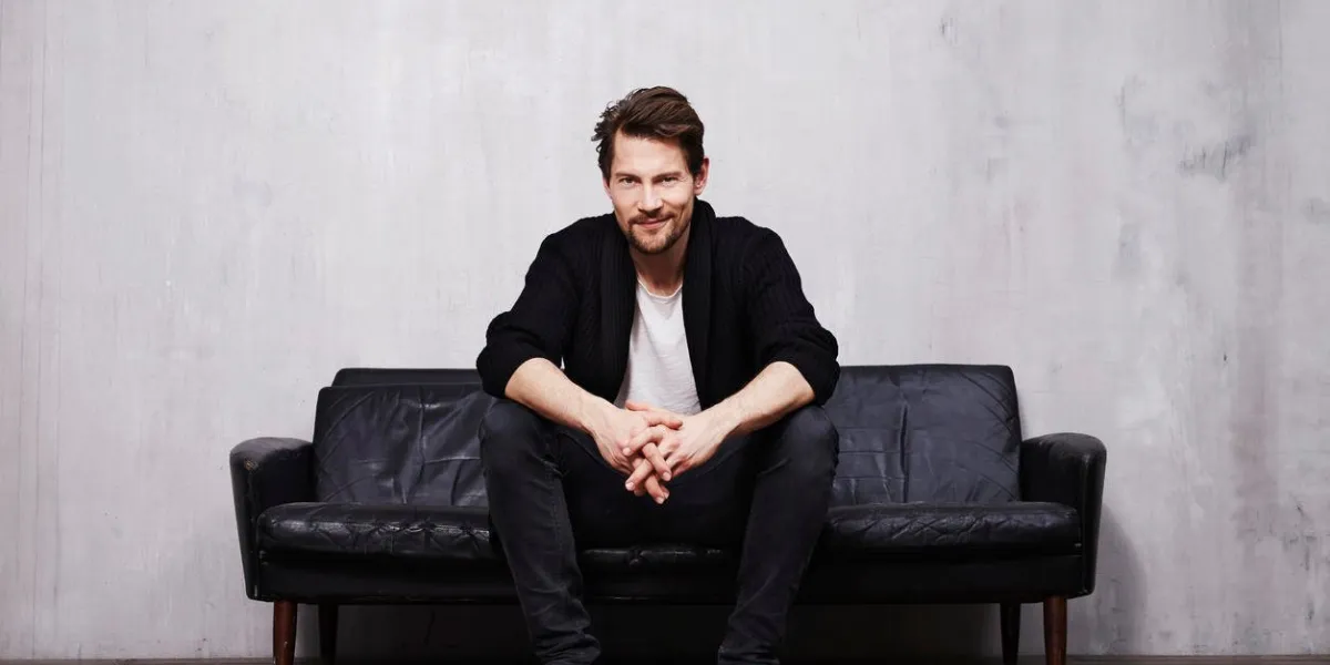 beau mec sur le canapé en portrait