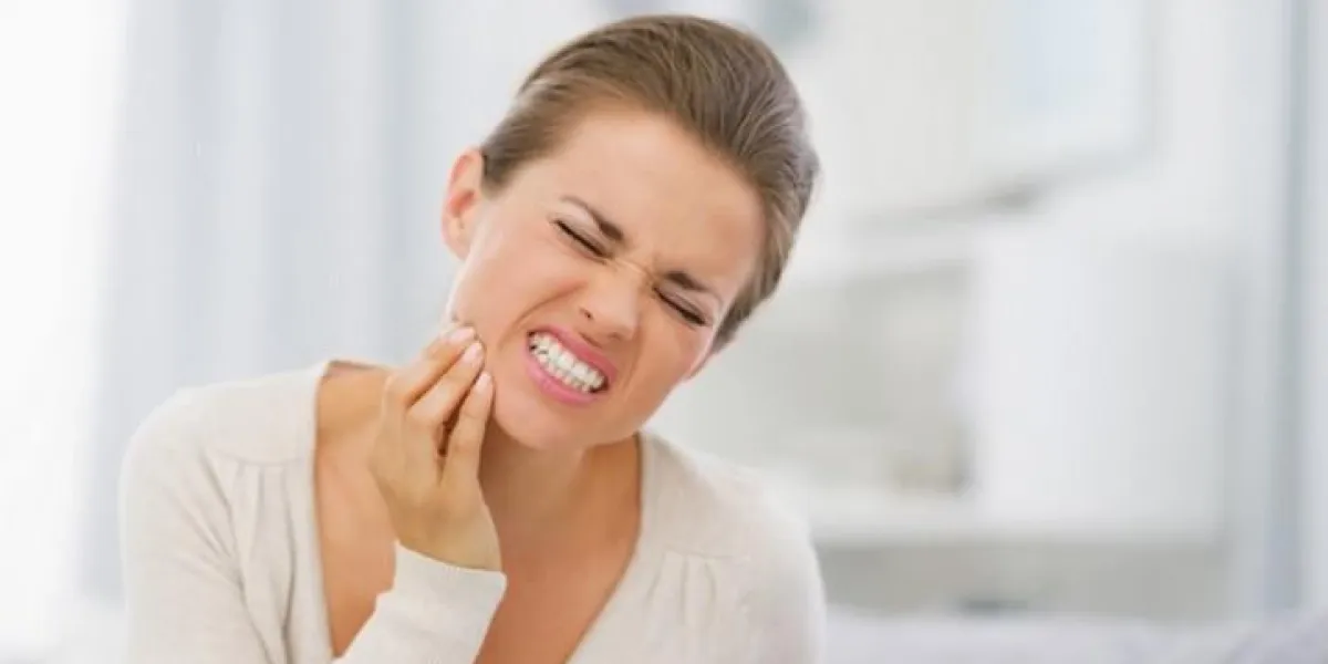 portrait de jeune femme avec des maux de dents