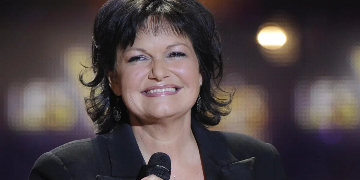belgian singer maurane speaks during the 26th victoires de la musique, yearly french music awards ceremony, on march 1, 2011 at the palais des congres concert hall in paris afp photo bertrand guay   afp photo   bertrand guay