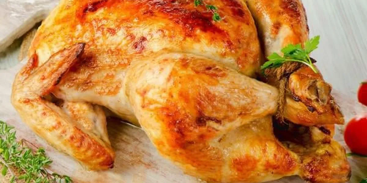 poulet rôti sur la mise au point sélective de la table en bois
