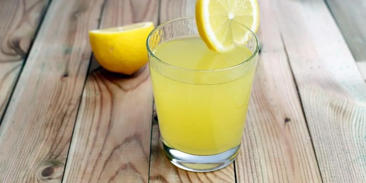 verre de limonade sur fond de bois