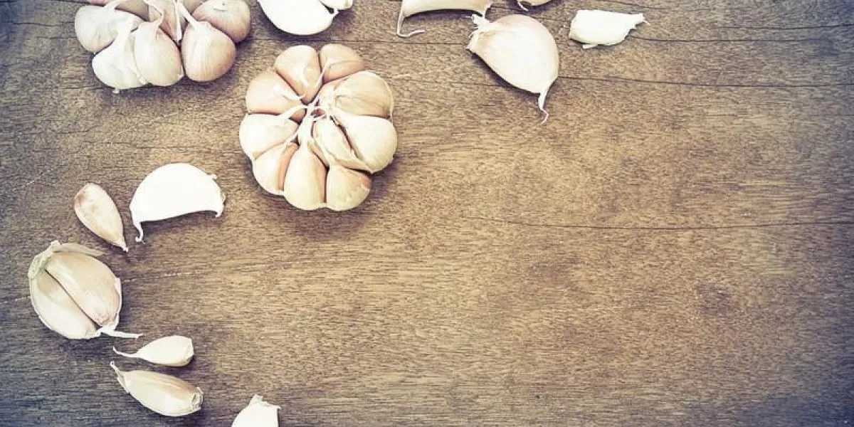 ails mûrs sur grunge vintage fond en bois dans le style vintage