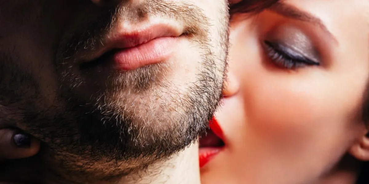 gros plan d'une femme embrassant passionnément un homme sur le cou