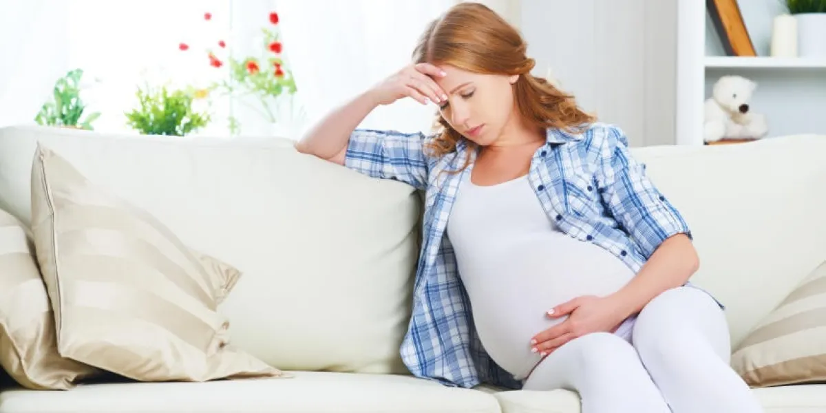 femme enceinte avec un mal de tête et de la douleur