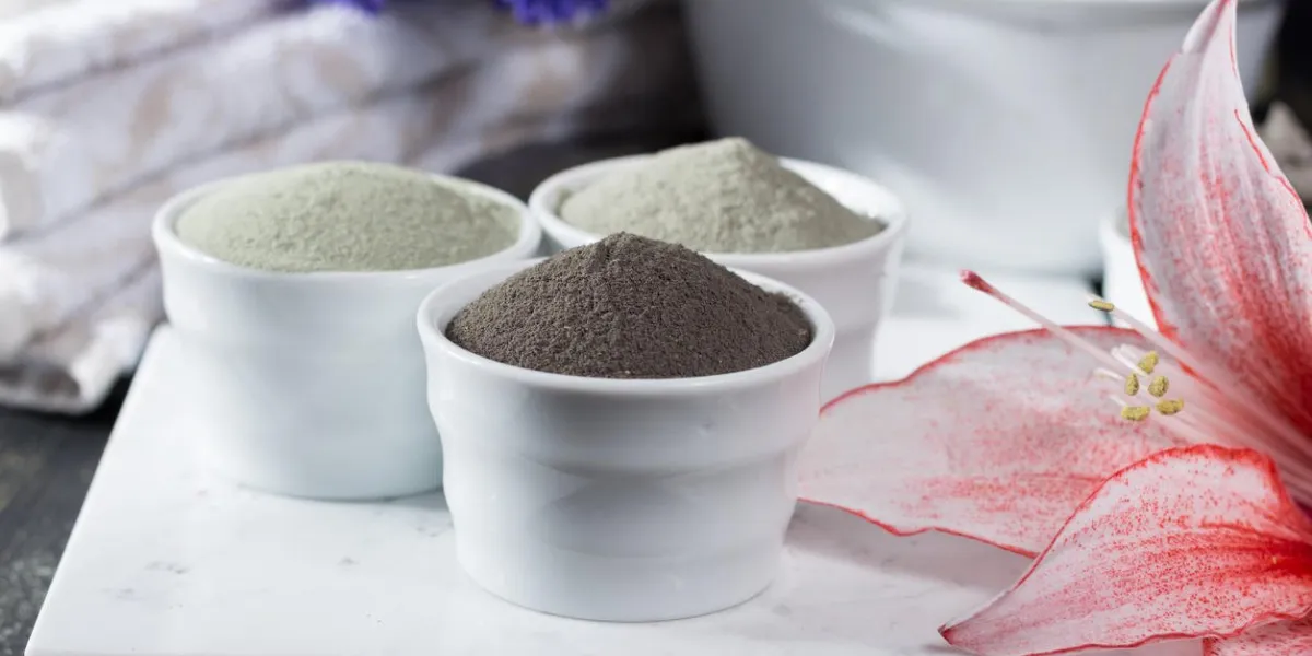 minéraux anciens - traitement de luxe pour le visage et le corps, poudre d'argile et masque, argile verte, bleue et noire