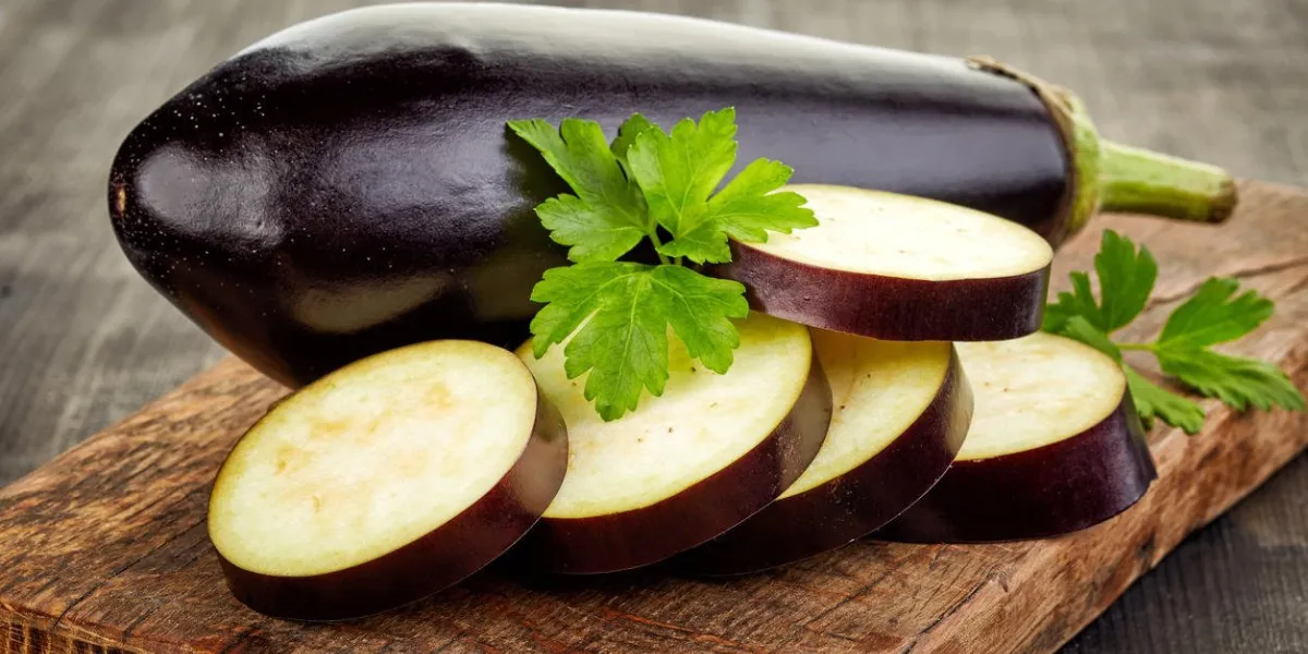tranches d'aubergines sur une planche à découper en bois