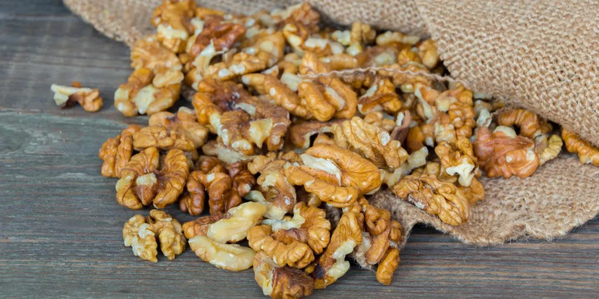 noix fraîches décortiquées du sac