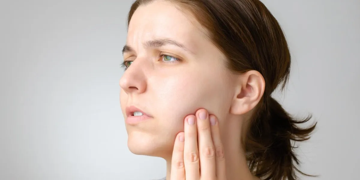 jeune femme ayant mal aux dents