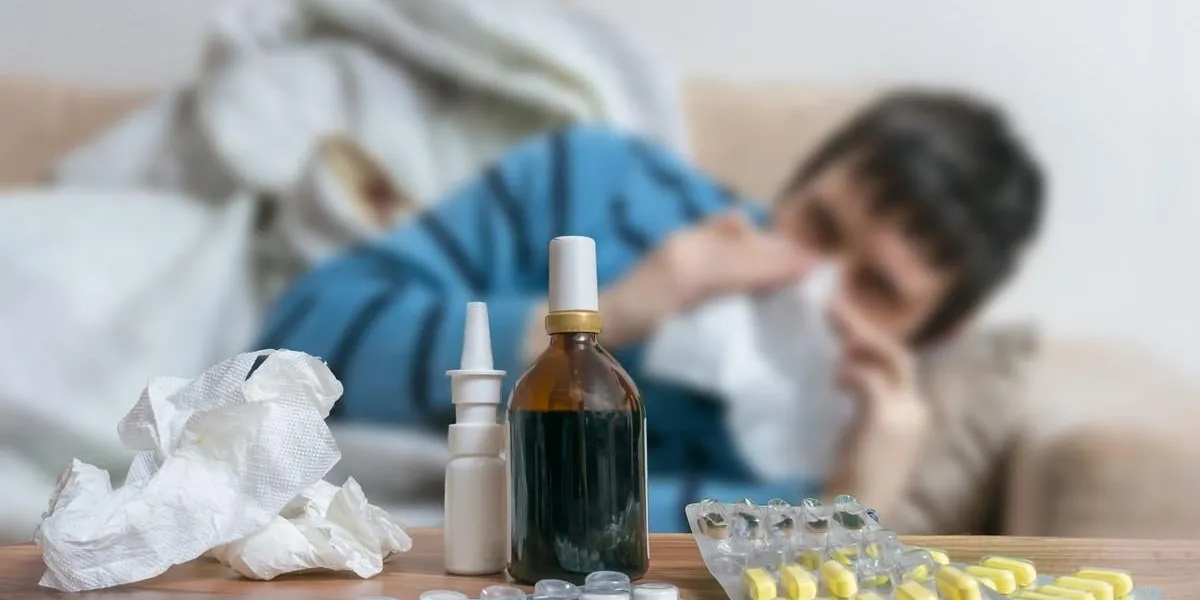 pilules devant un homme malade qui a la grippe ou le rhume