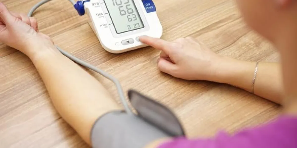 femme prend soin de la santé avec moniteur de rythme cardiaque et de la pression artérielle