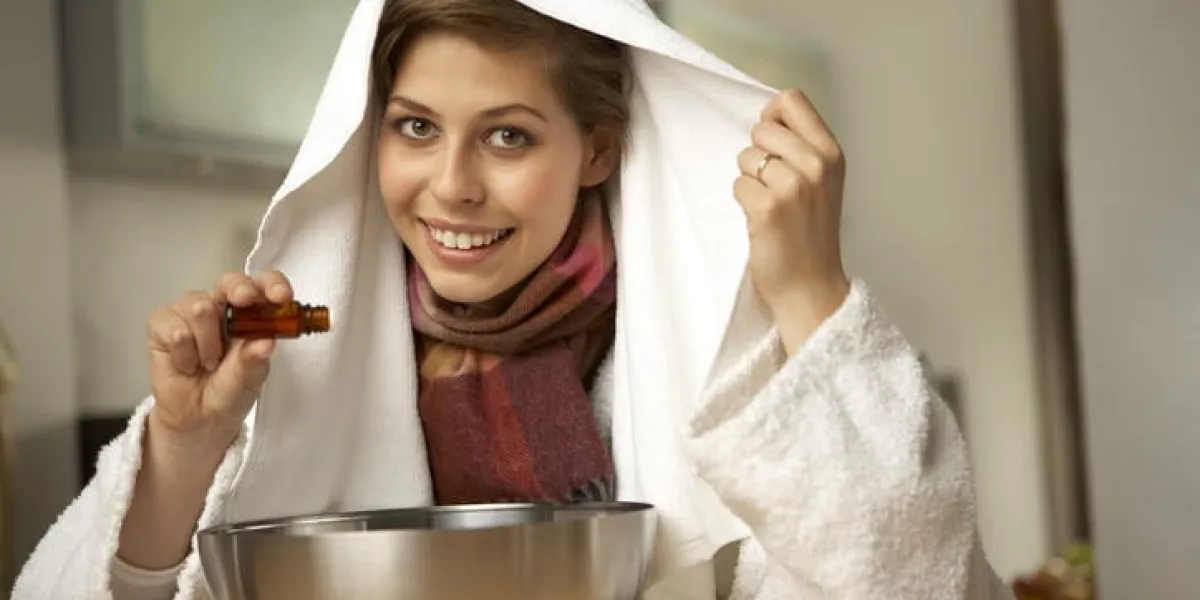 portrait, de, a, mi adulte, femme, verser, médicament, dans, a, bol lavage, et, sourire