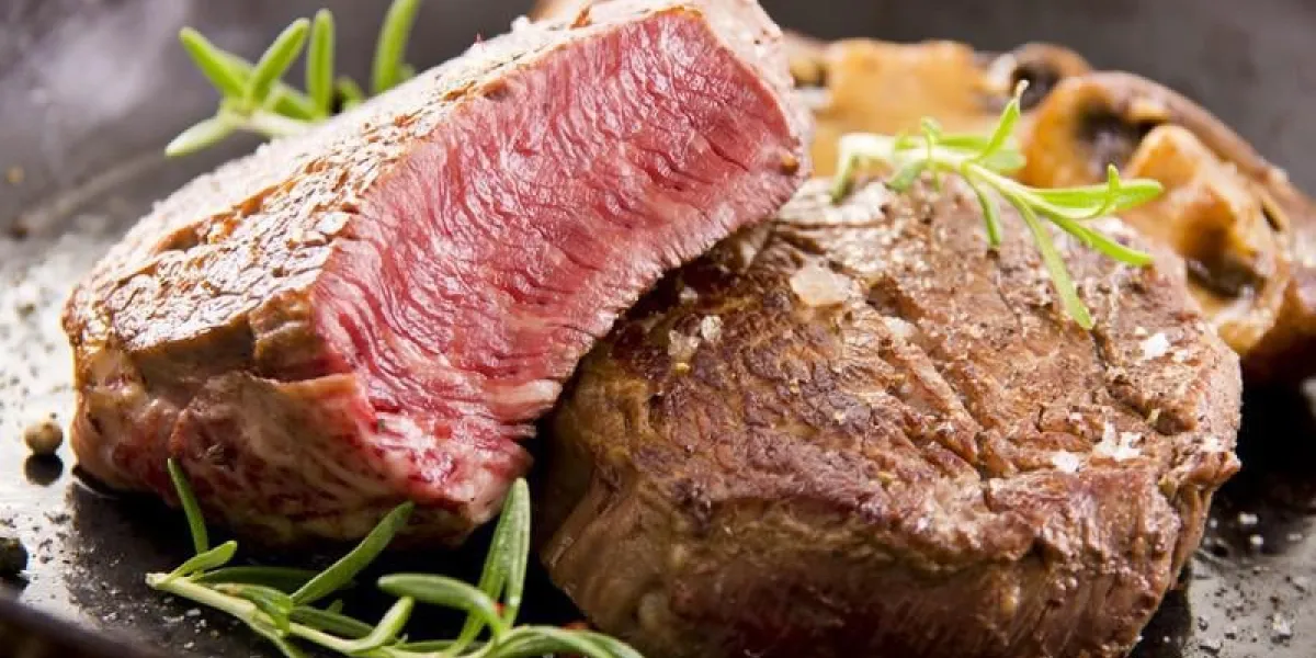 steak de boeuf dans la poêle