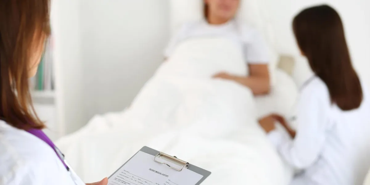 médecin de sexe féminin remplissant la liste des antécédents médicaux du patient pendant le tour de la salle pendant que le patient communique avec le médecin. concept de soins médicaux ou d'assurance médecin prêt à examiner et à aider