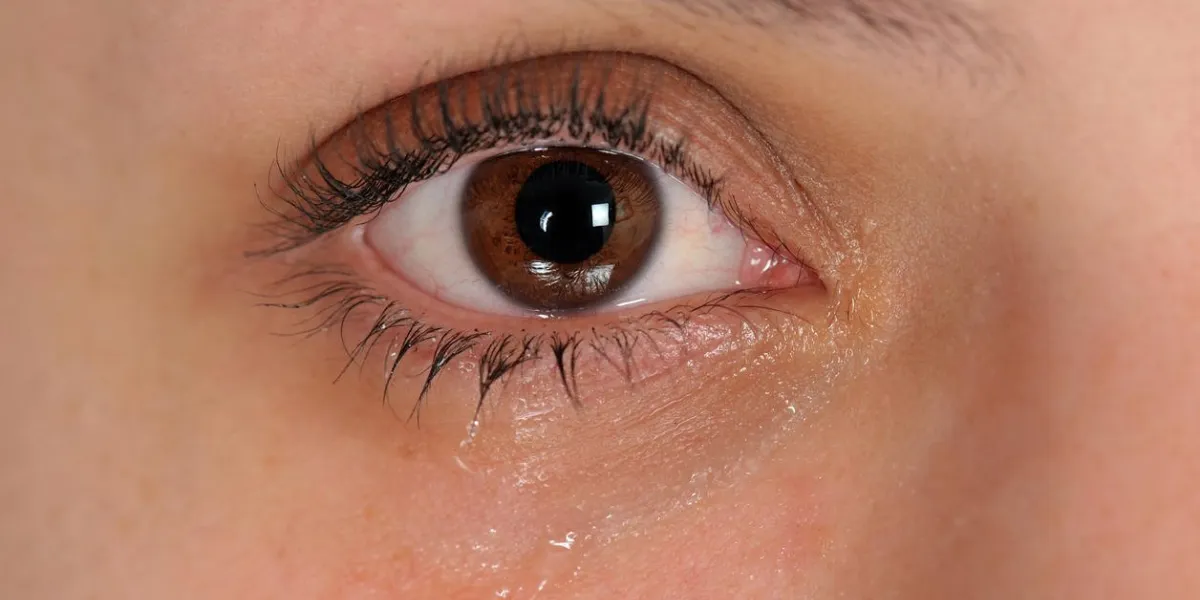 gros plan de l'oeil avec des larmes