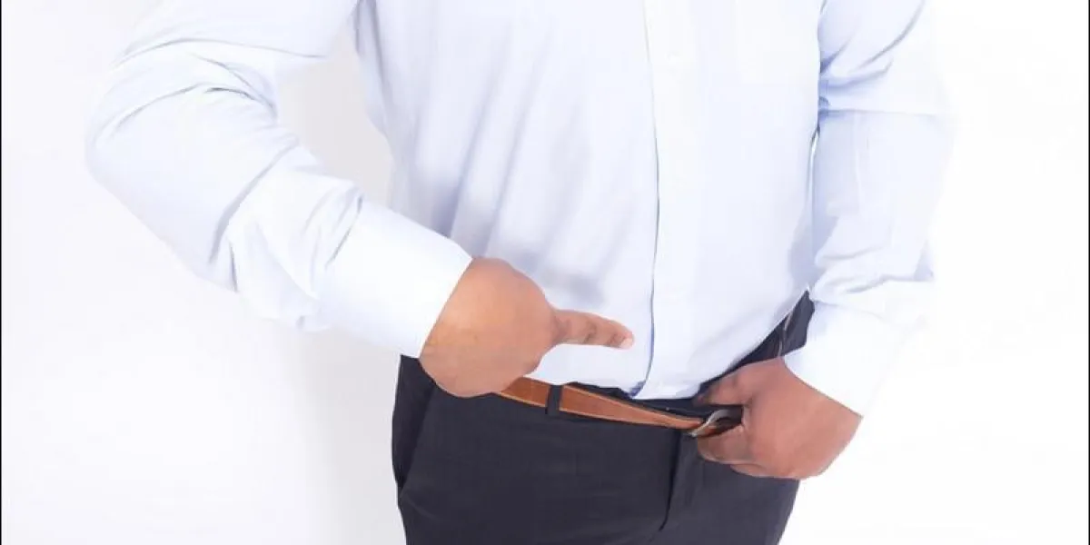 homme pointant avec le doigt