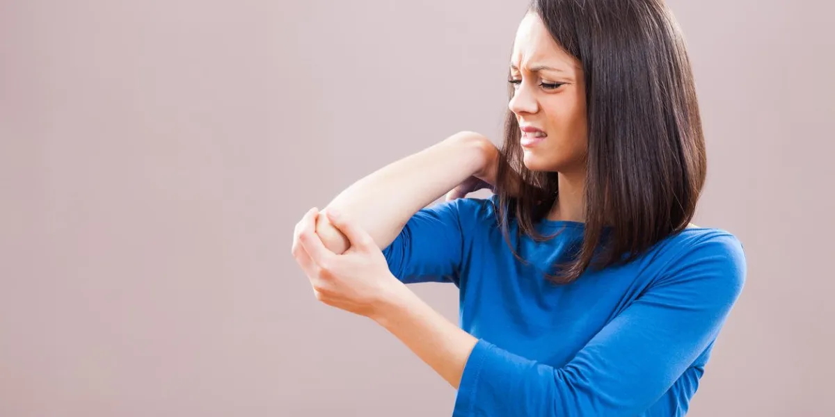 portrait de jeune femme qui a mal au coude
