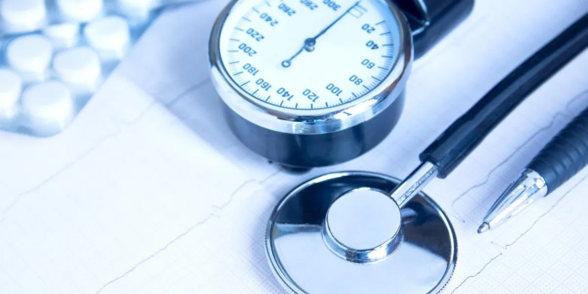 stéthoscope, moniteur de pression artérielle, pilules et stylo sur le tableau de l'électrocardiogramme concept médical pour la cardiologie, examen, le dépistage, l'espace de copie de pression artérielle