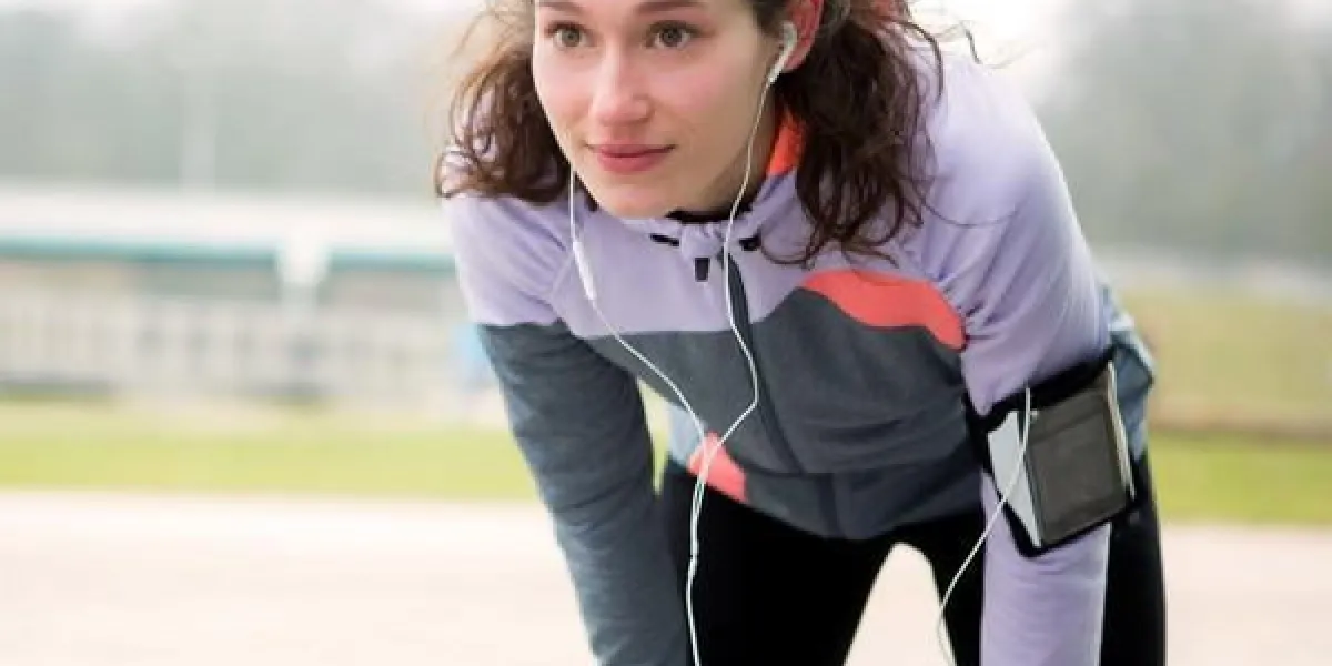 vue d'une jeune femme séduisante qui s'étend après une séance de course