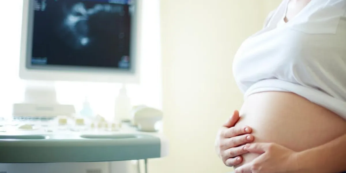 ventre de femme enceinte lors d'un examen régulier à l'hôpital