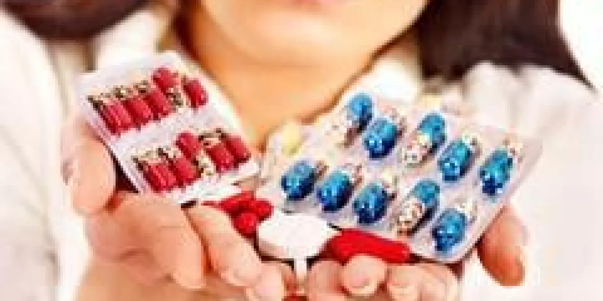 jeune femme ayant des comprimés et des comprimés isolés