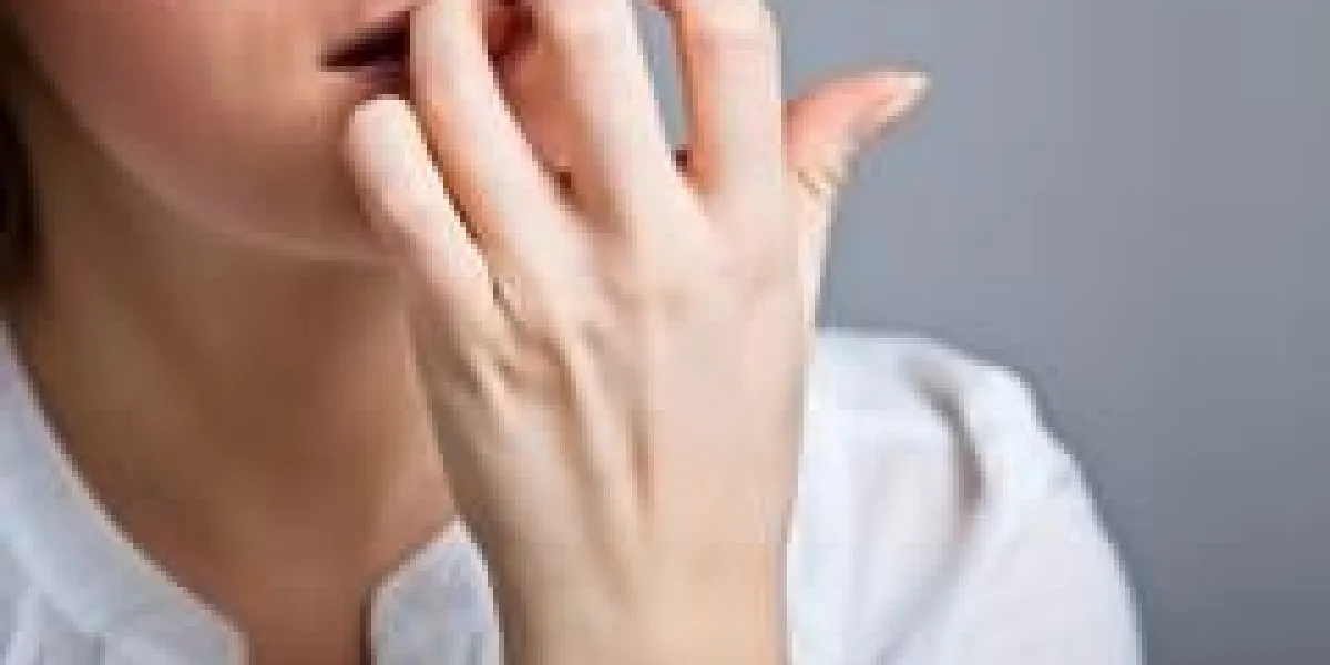 femme déprimée, triste sur fond neutre