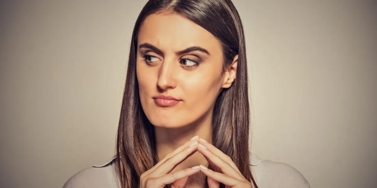 closeup, portrait, de, sournois, rusé, intrigante, jeune femme, comploter quelque chose, isolé, sur, arrière-plan gris négatif, émotions humaines, expressions faciales, sentiments, attitude