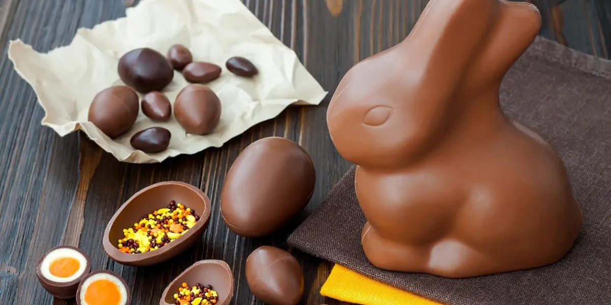 oeufs de pâques au chocolat sur l'espace de copie de fond en bois rustique