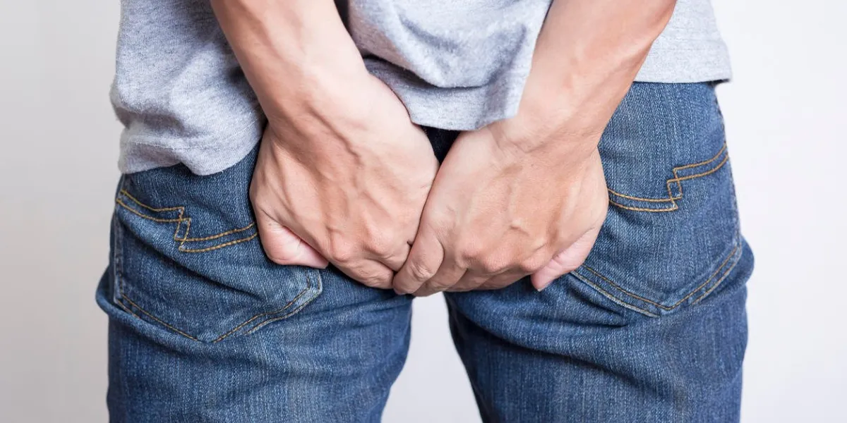 l'homme a la diarrhée tenant ses fesses isolé sur fond blanc