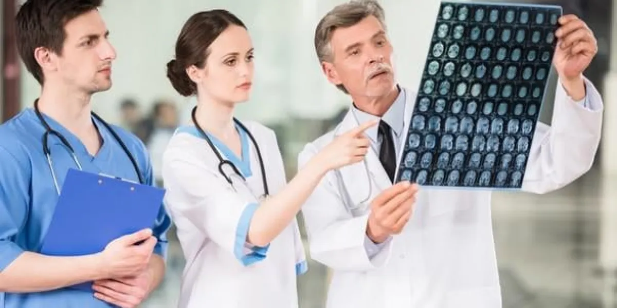 groupe de médecins en regardant xray au bureau