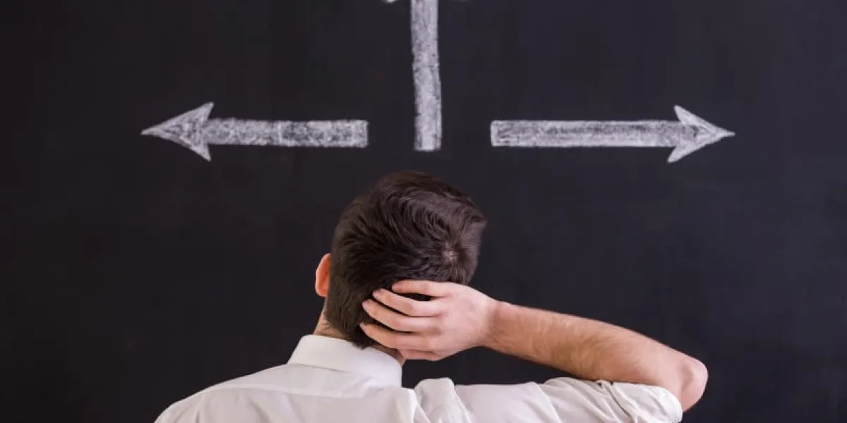 penser à des façons différentes homme confiant est debout sous trois flèches dirigées dans des directions différentes, dessin à la craie sur tableau noir