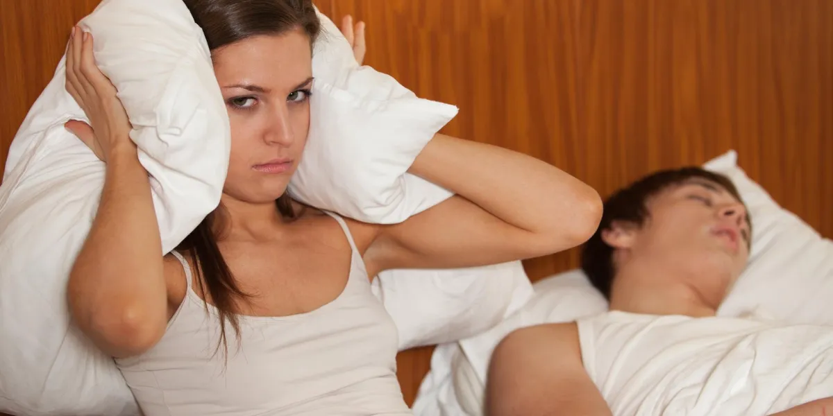 femme malheureuse et son mari ronflement dans la chambre