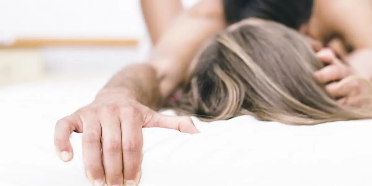 jeune couple s'amuser romantique dans le concept de lit à propos de la relation et les couples