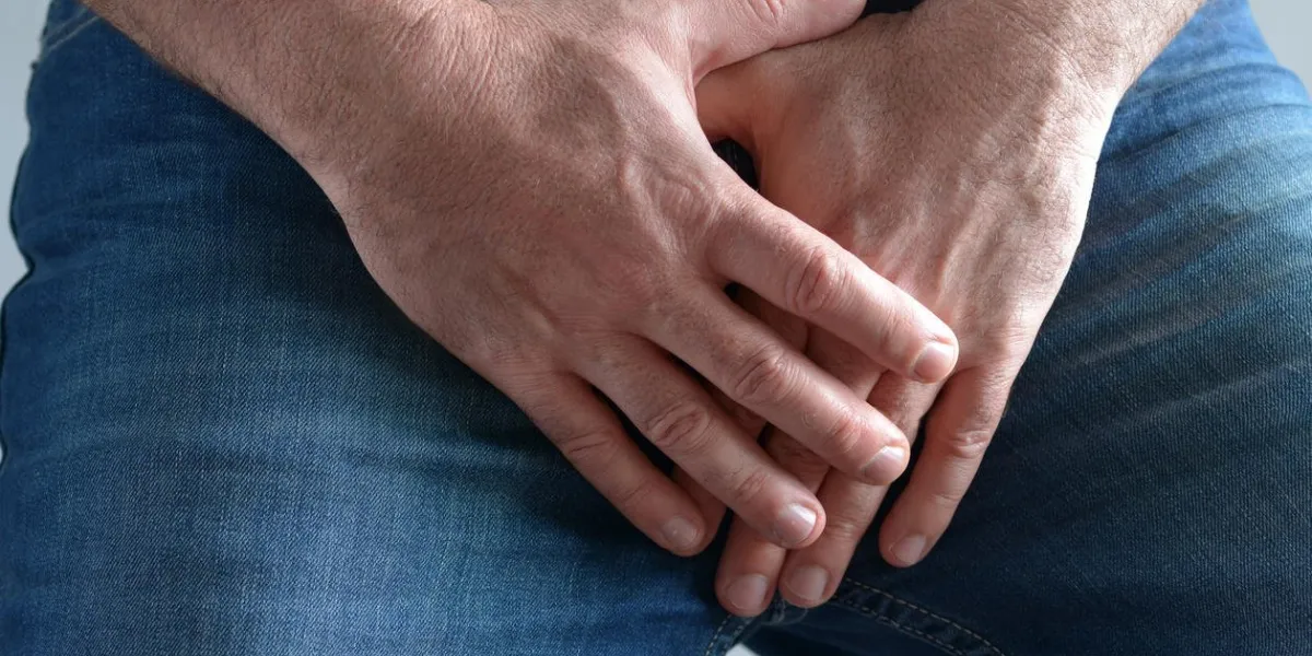 gros plan sur un homme mains couvrant son concept de soins de santé masculine entrejambe douloureuse