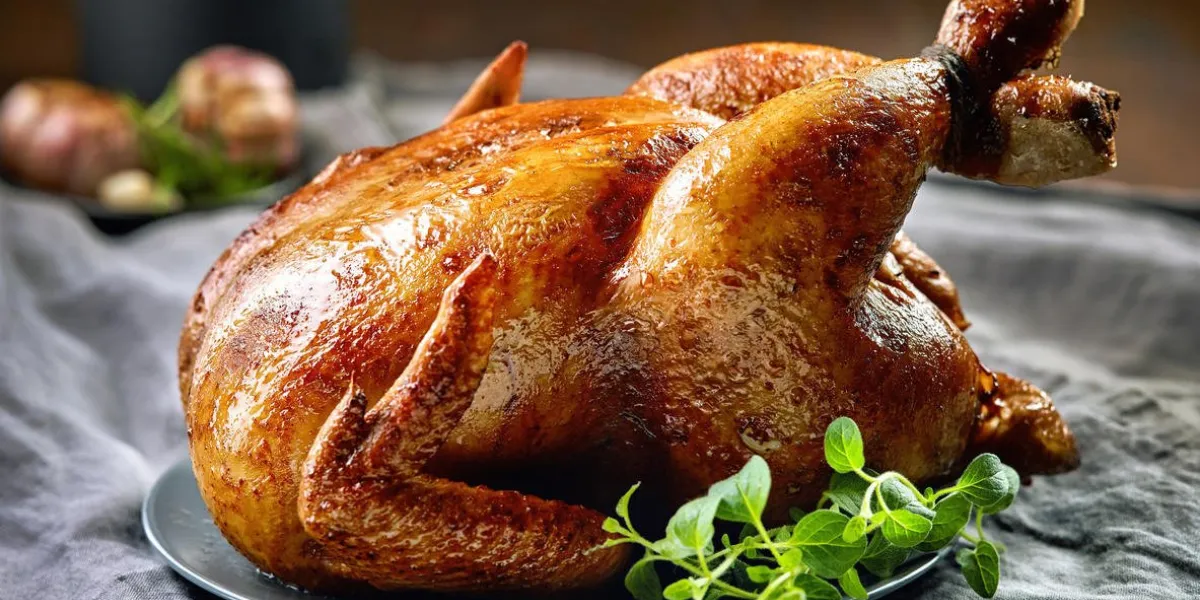 poulet rôti sur une plaque grise